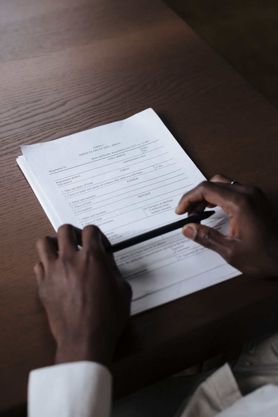 Contador revisando um contrato com caneta