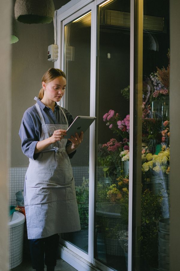Empreendedora usando tablet na própria loja