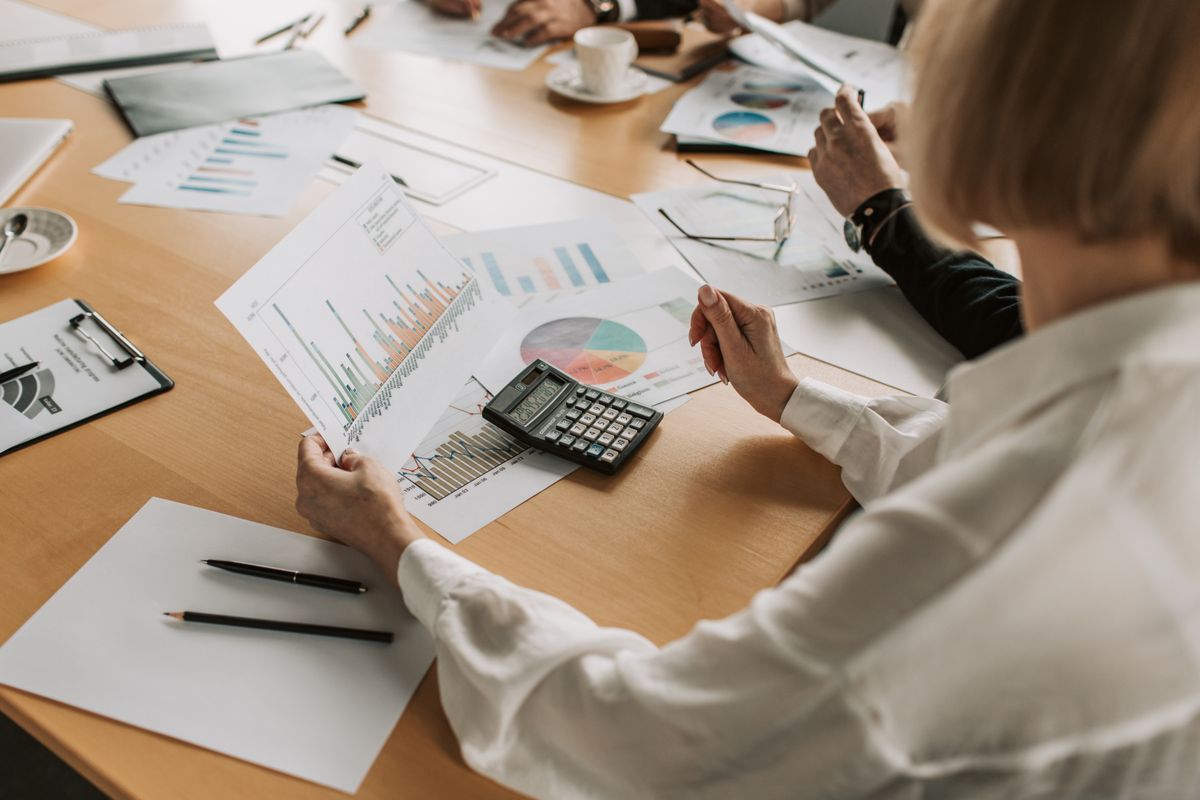 Reunião de equipe analisando dados financeiros e gráficos