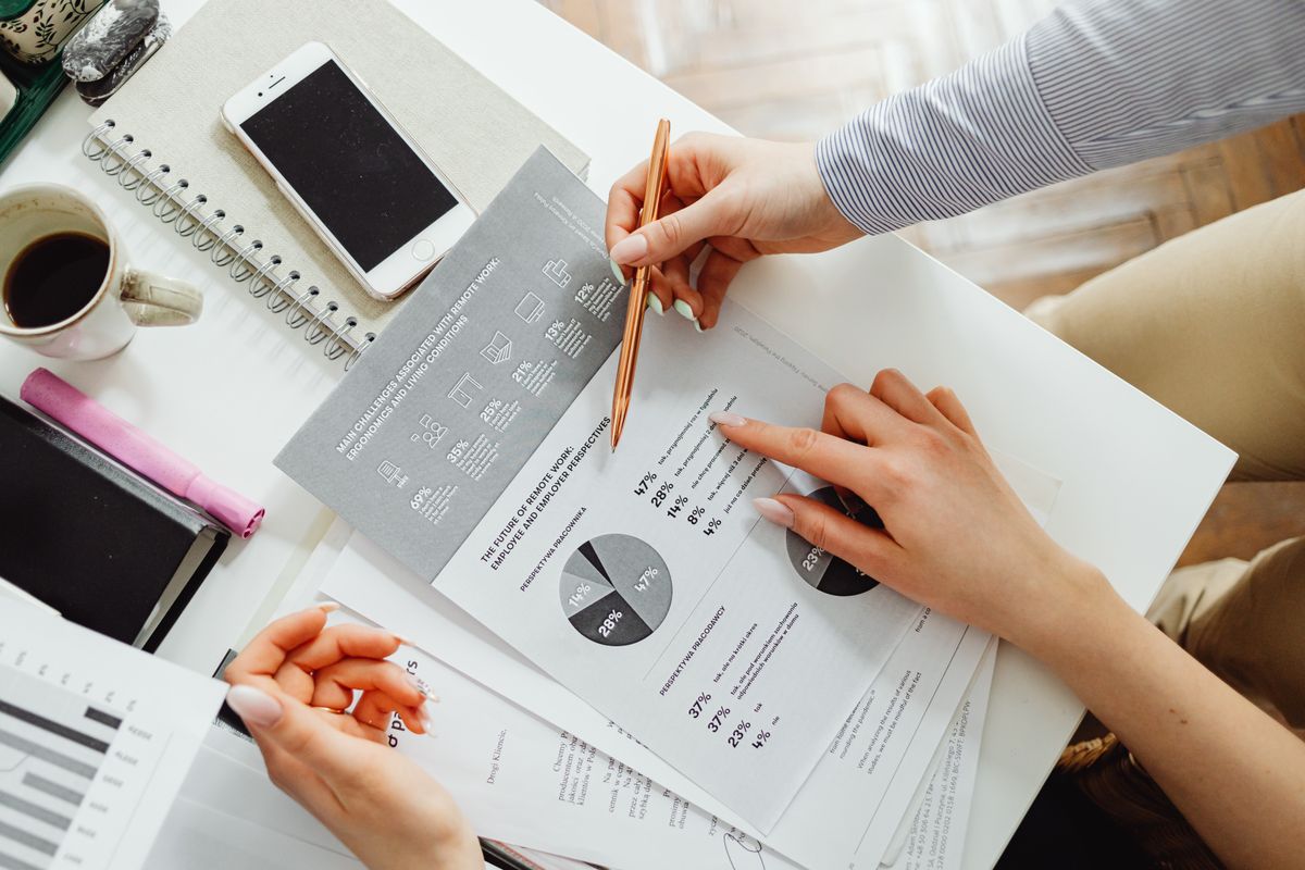 Equipe de contadores analisando gráficos e relatórios financeiros
